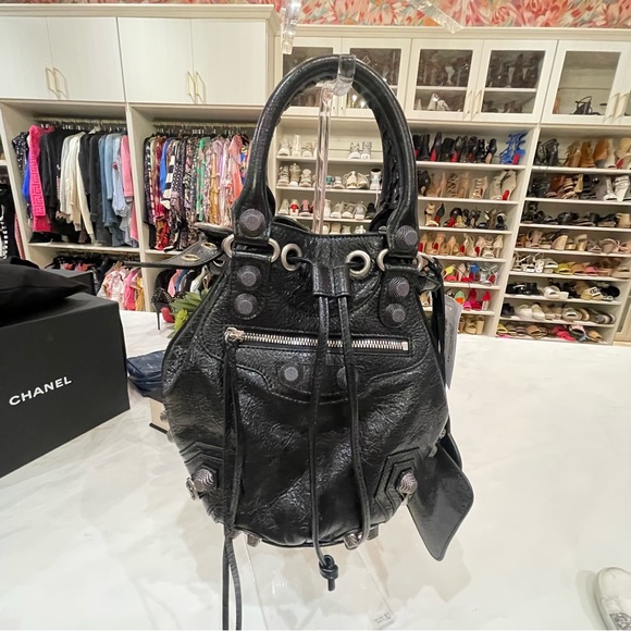 BALENCIAGA Le Cagole crinkled-leather bucket bag Small - Picture 12 of 14